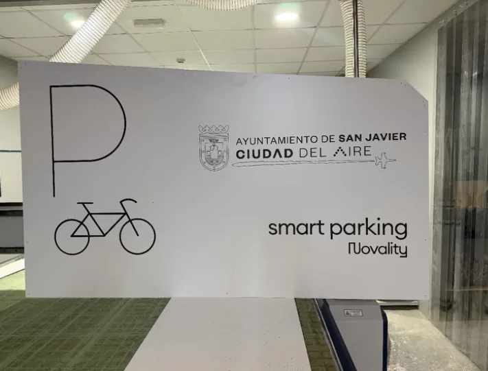 Trabajo real de carteles informativos y de señalización
