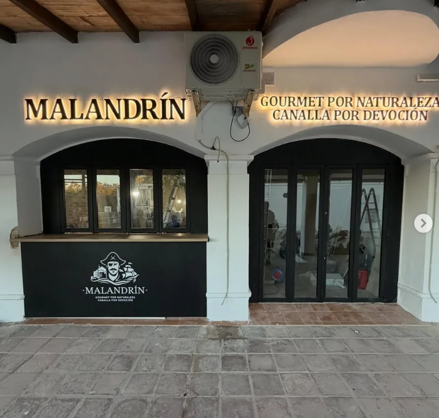Letras corpóreas instaladas en la fachada de un bar en Sevilla